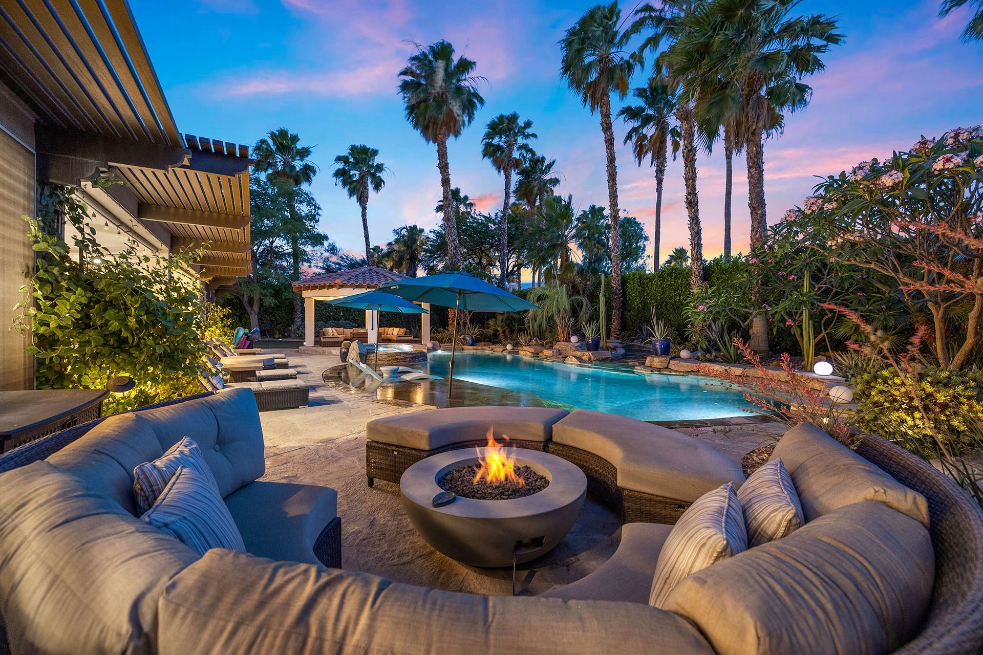 Cabana Palms A half acre desert oasis | Photo 8