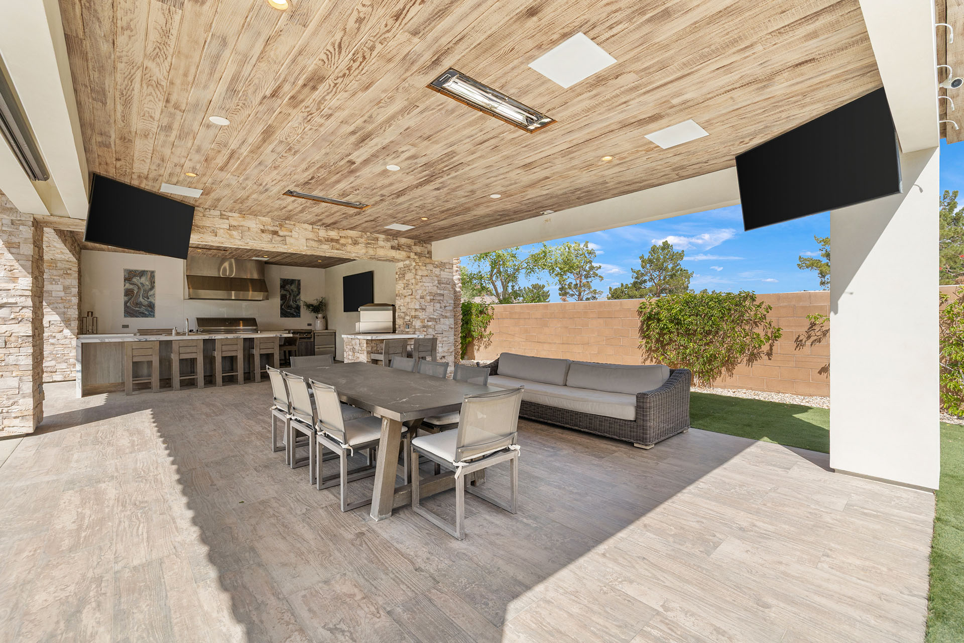 The Clubhouse Estate 6 suites on 2 acres | Photo 86