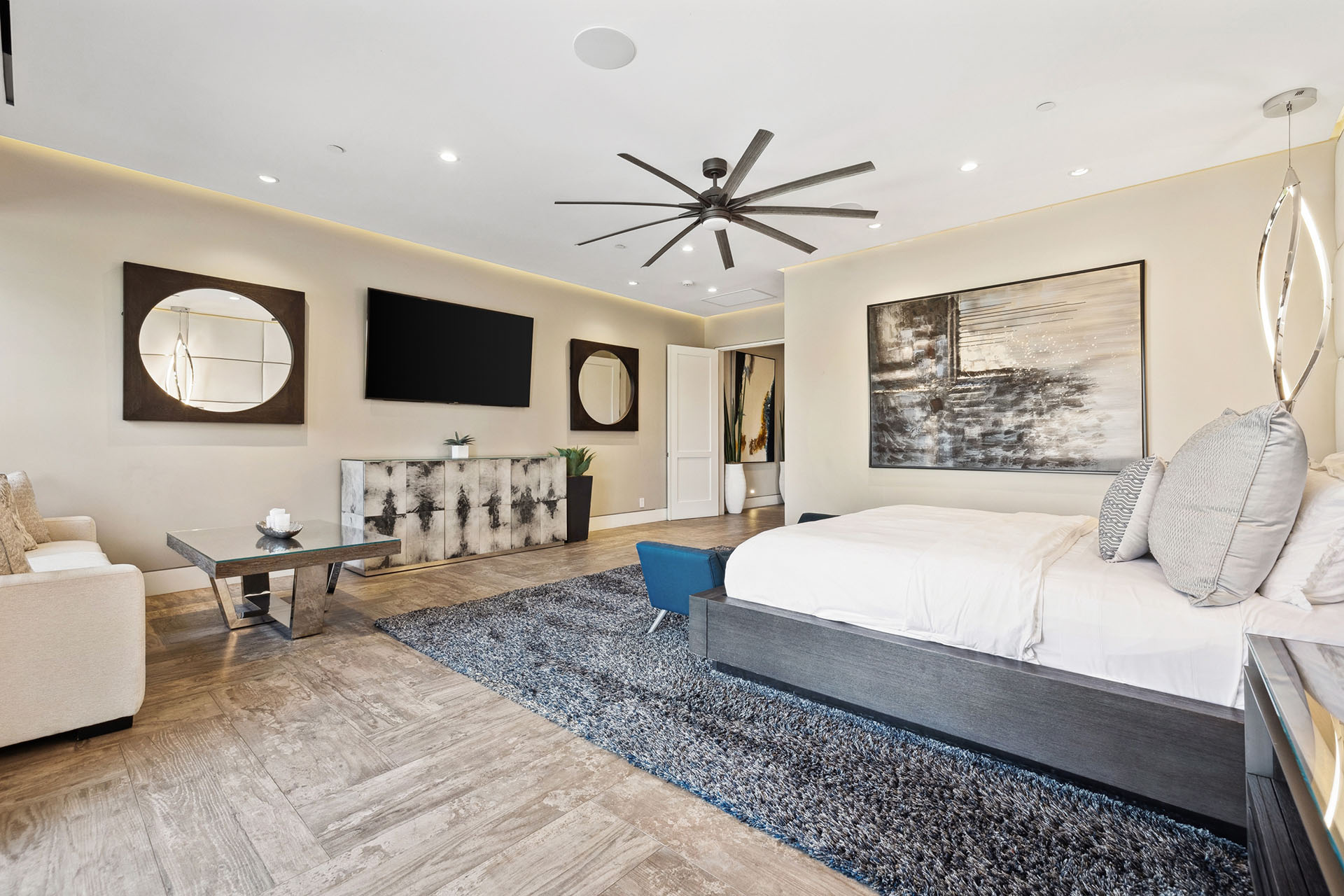 The Clubhouse Estate 6 suites on 2 acres | Photo 45