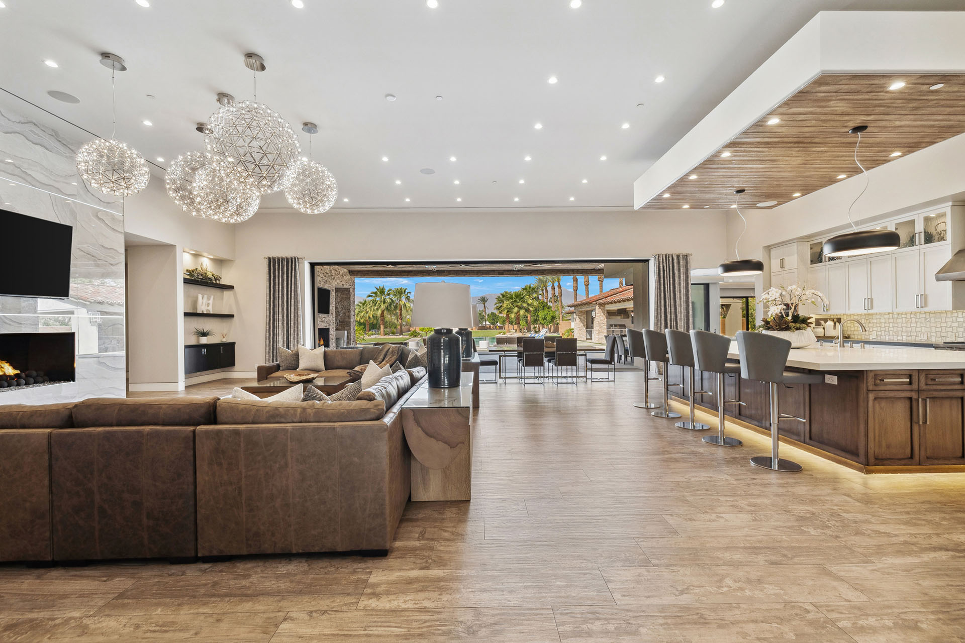 The Clubhouse Estate 6 suites on 2 acres | Photo 11