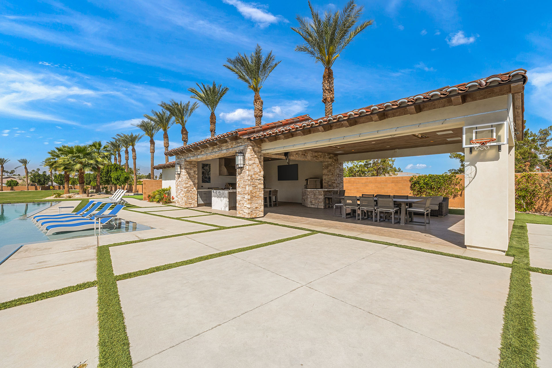 The Clubhouse Estate 6 suites on 2 acres | Photo 88