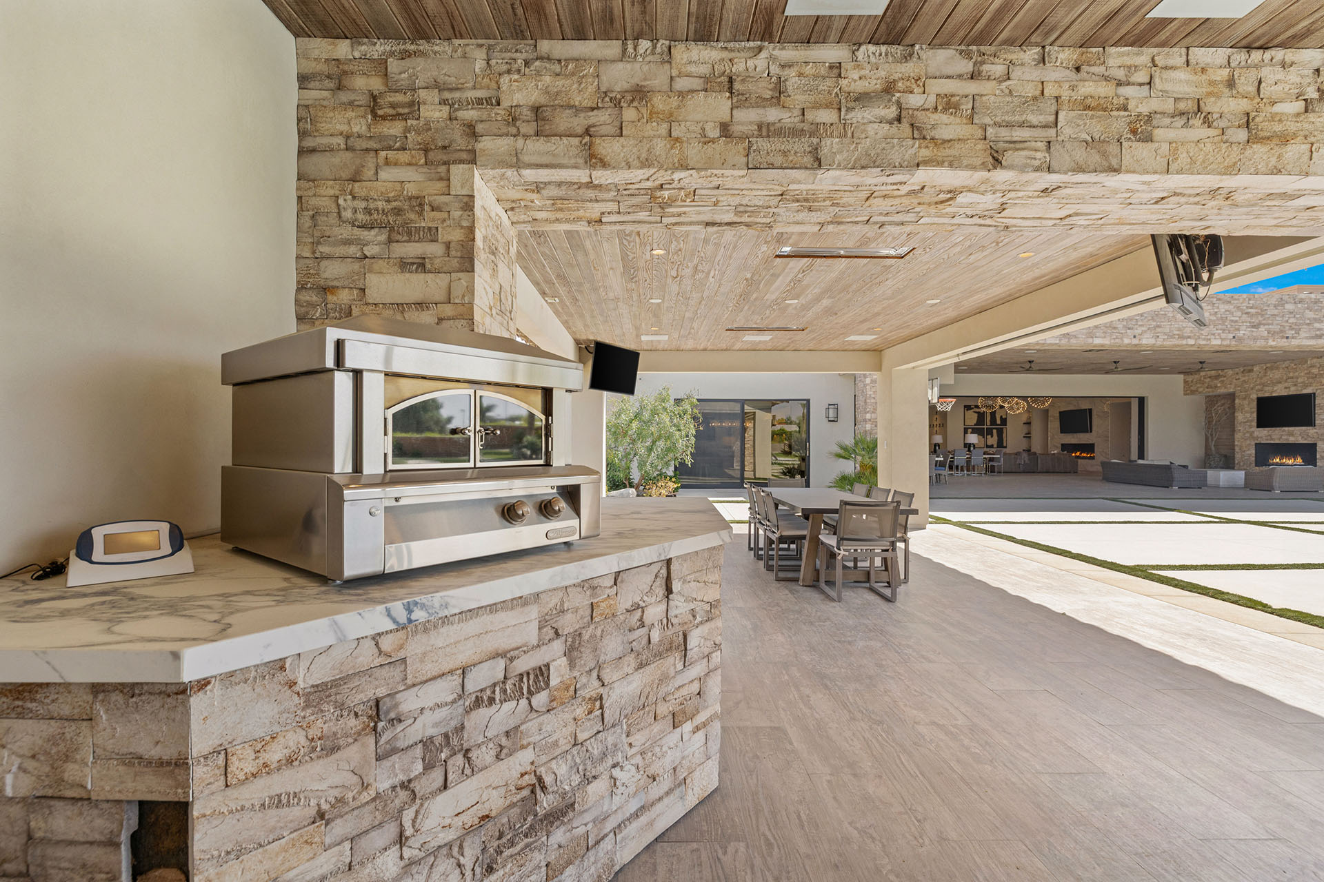 The Clubhouse Estate 6 suites on 2 acres | Photo 84