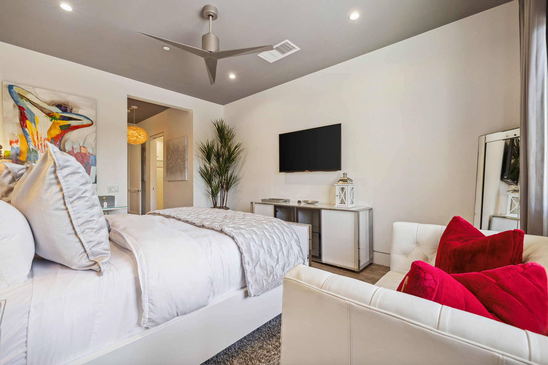 The Clubhouse Estate 6 suites on 2 acres | Photo 54