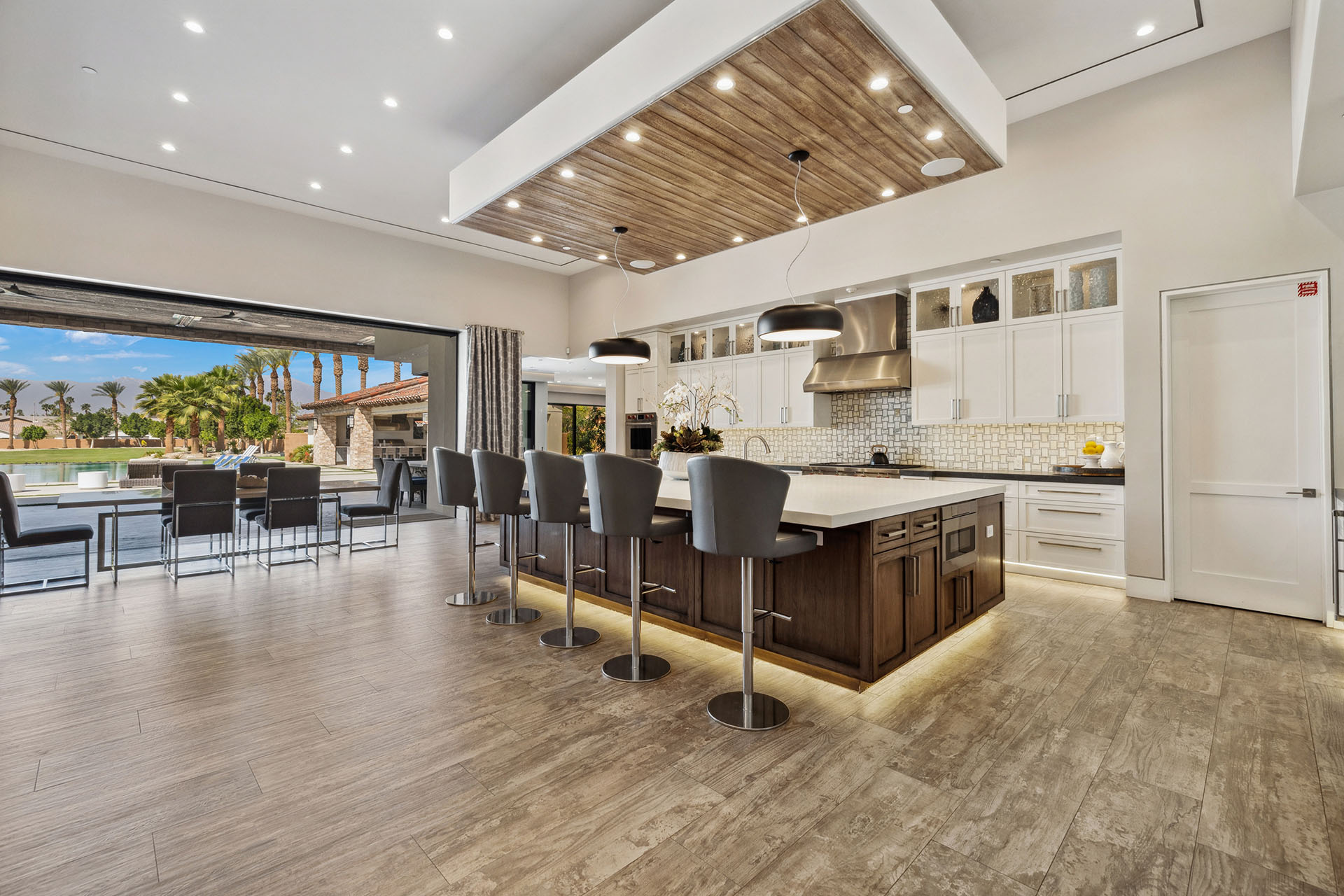 The Clubhouse Estate 6 suites on 2 acres | Photo 15