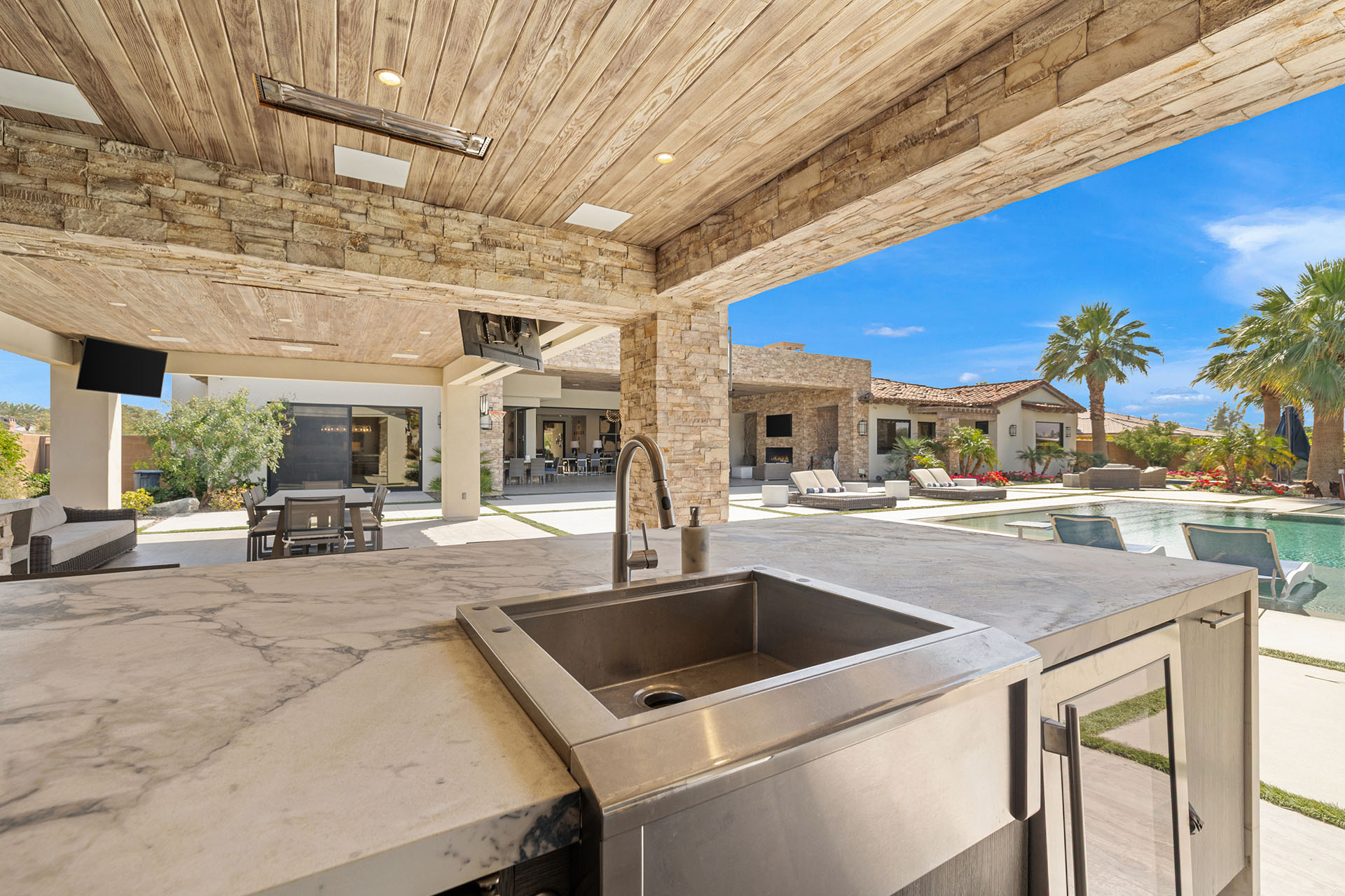 The Clubhouse Estate 6 suites on 2 acres | Photo 87