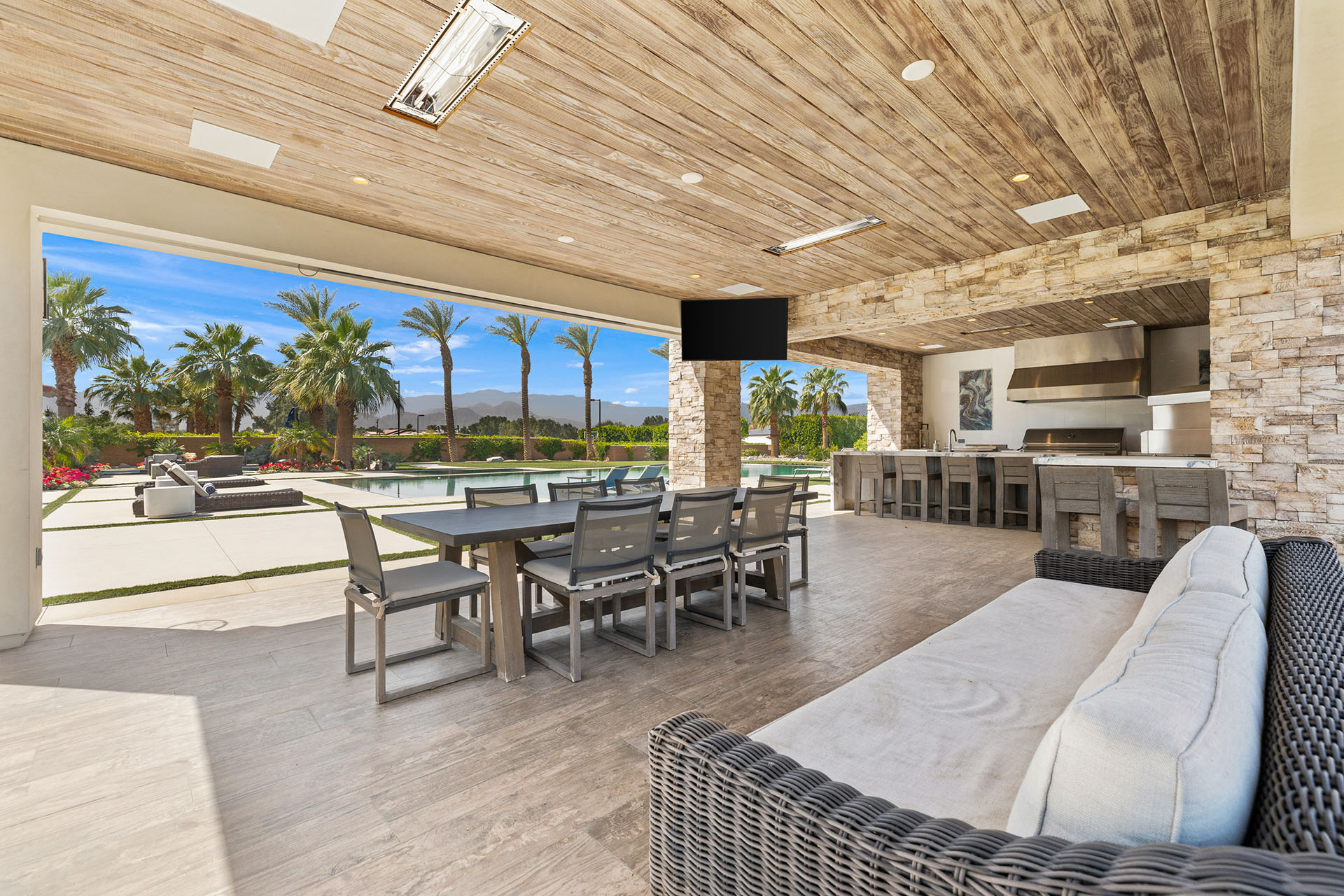 The Clubhouse Estate 6 suites on 2 acres | Photo 82