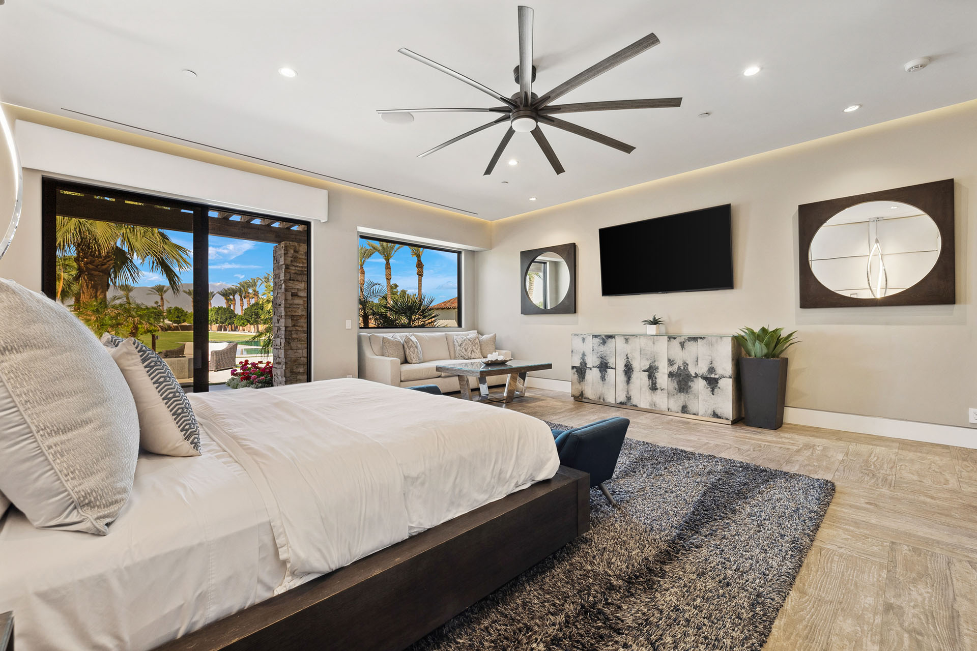 The Clubhouse Estate 6 suites on 2 acres | Photo 44