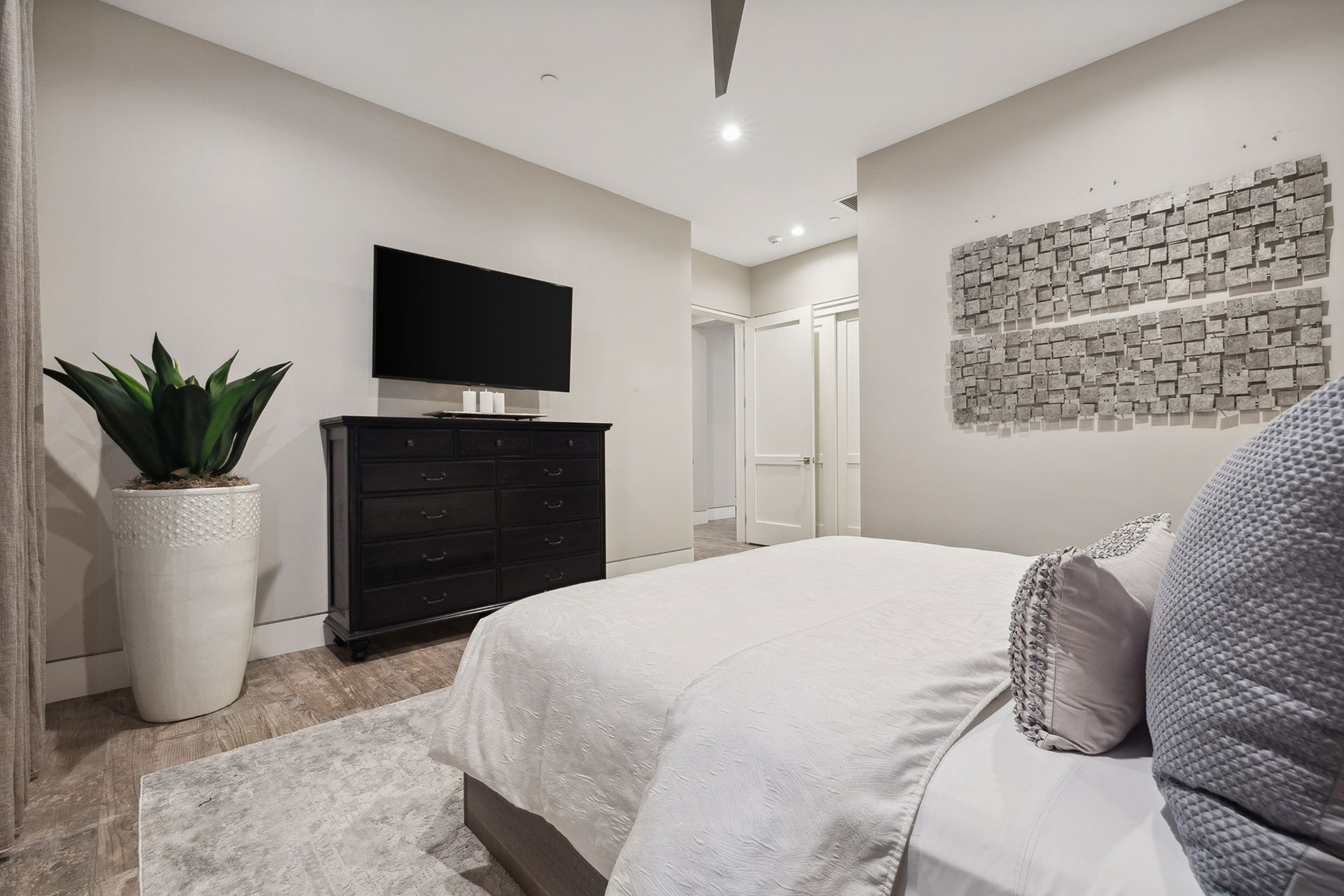 The Clubhouse Estate 6 suites on 2 acres | Photo 59