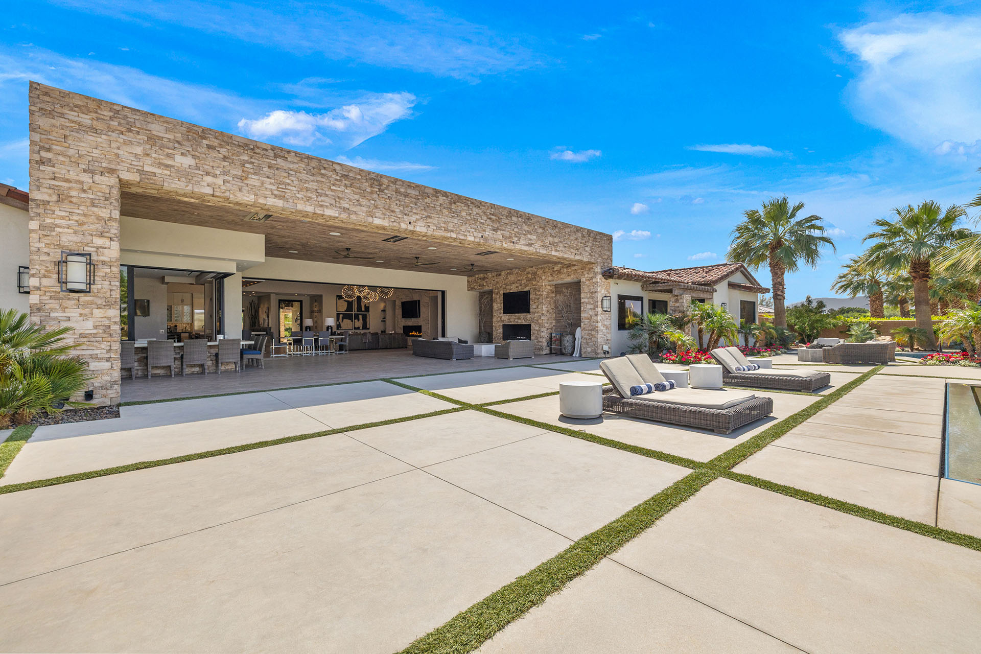 The Clubhouse Estate 6 suites on 2 acres | Photo 94