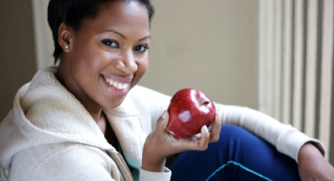 0-298940204-istock-woman-eating-apple