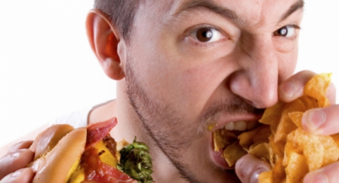 0-399268433-maneatingburgerandchips