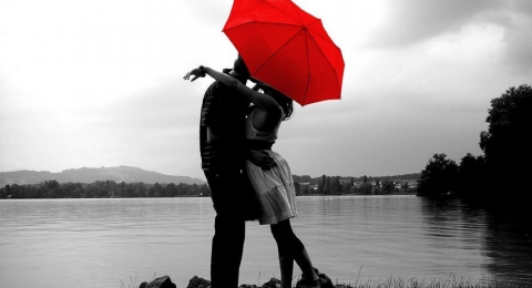 0-570767603-couplewithumbrella