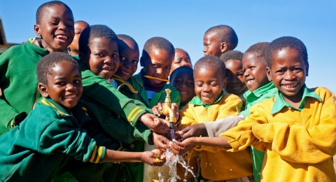 0-619891957-childrenwithwaterwell