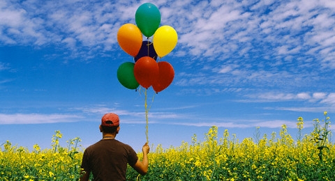0-690921390-holdingballoons