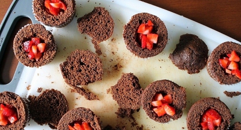 0-730437598-chocolatestrawberrycupcakes