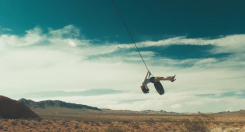 0-753531432-persononswing