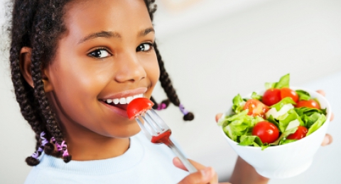 0-842959619-kid-eating-vegetables
