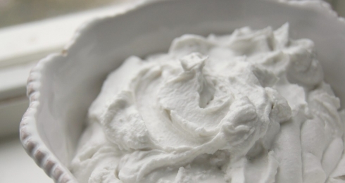 0-653746887-whipped-coconut-cream