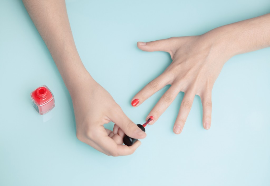 Mani donna con smalto rosso