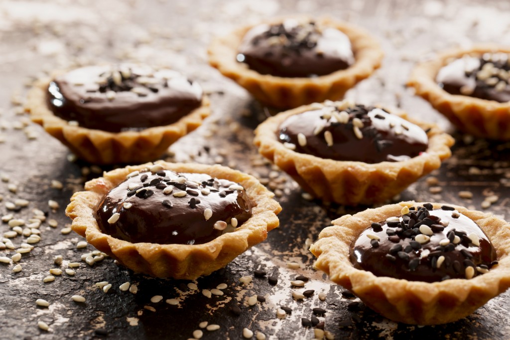 Chocolate tart with sesame seeds