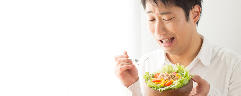 man-eating-salad