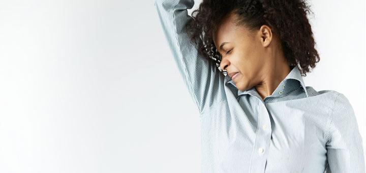 woman-smelling-armpit