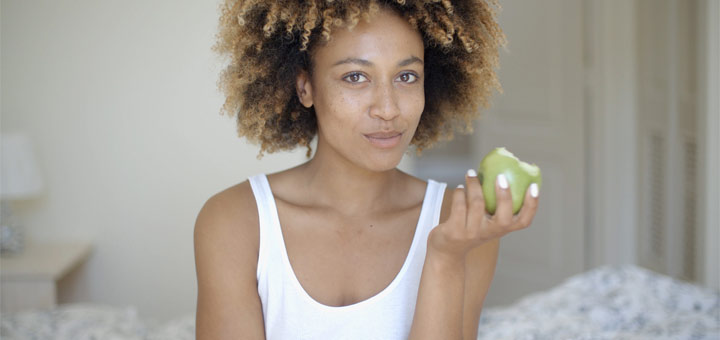 woman-eating-apple