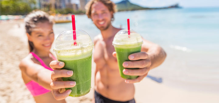 couple-green-juice-on-beach