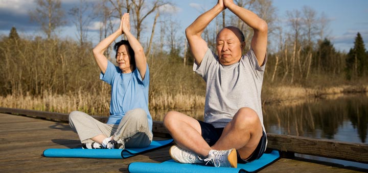 old-couple-meditating