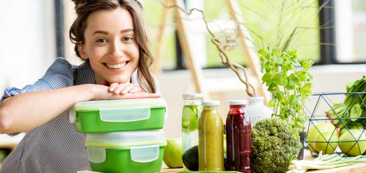 woman-with-packed-snacks