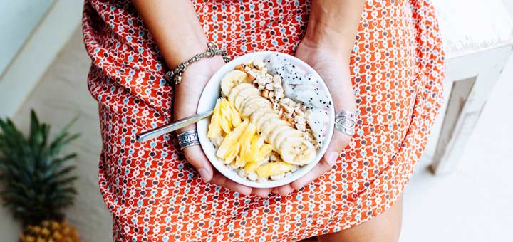 Frau mit Smoothieschale "itemprop =" image "/></figure></p></div><div class=