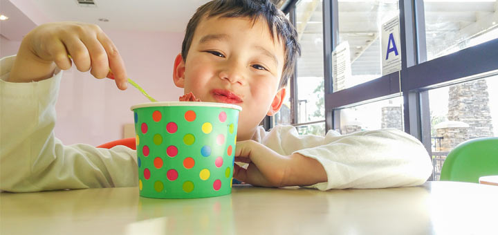 kid-eating-frozen-yogurt