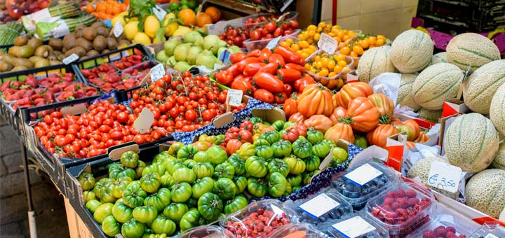 summer-farmers-market-stand