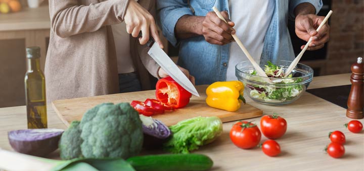 couple-prepping-salad