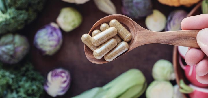 herbal-capsules-on-spoon