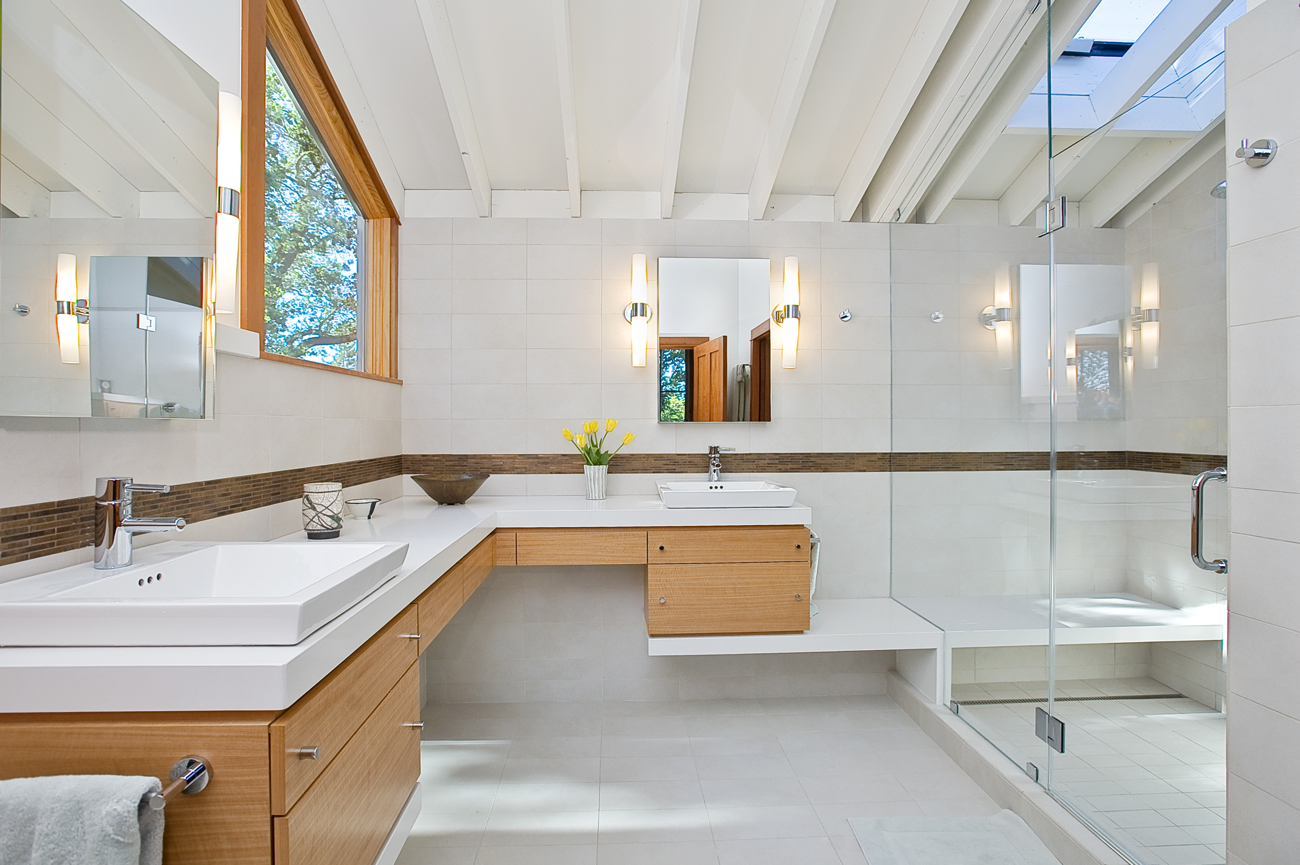 Featured image of post L Shaped Bathroom Vanity With Makeup Table - The best makeup vanities, according to interior designers and makeup artists.