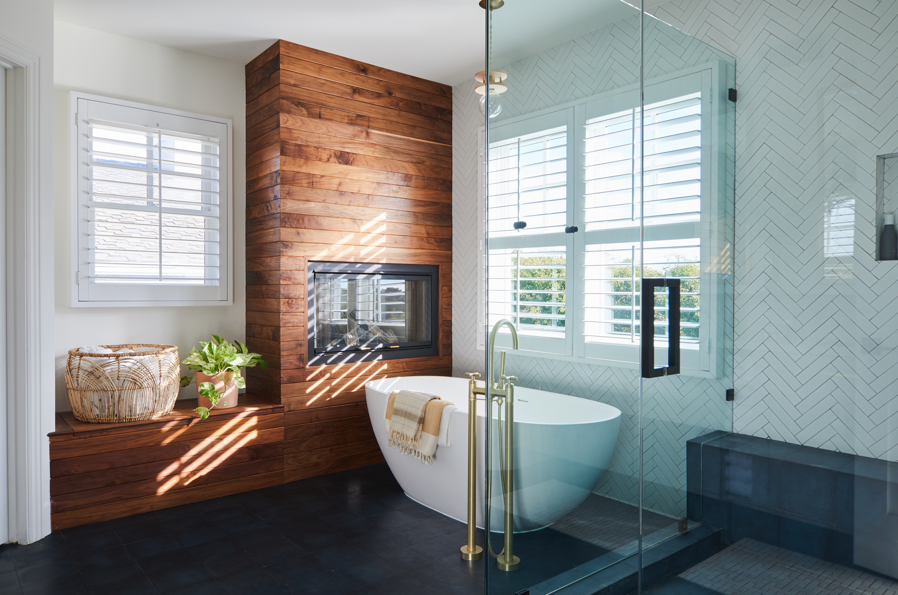 Interior Designers Are Calling It — These Bathroom Trends Are Officially  Out | Hunker