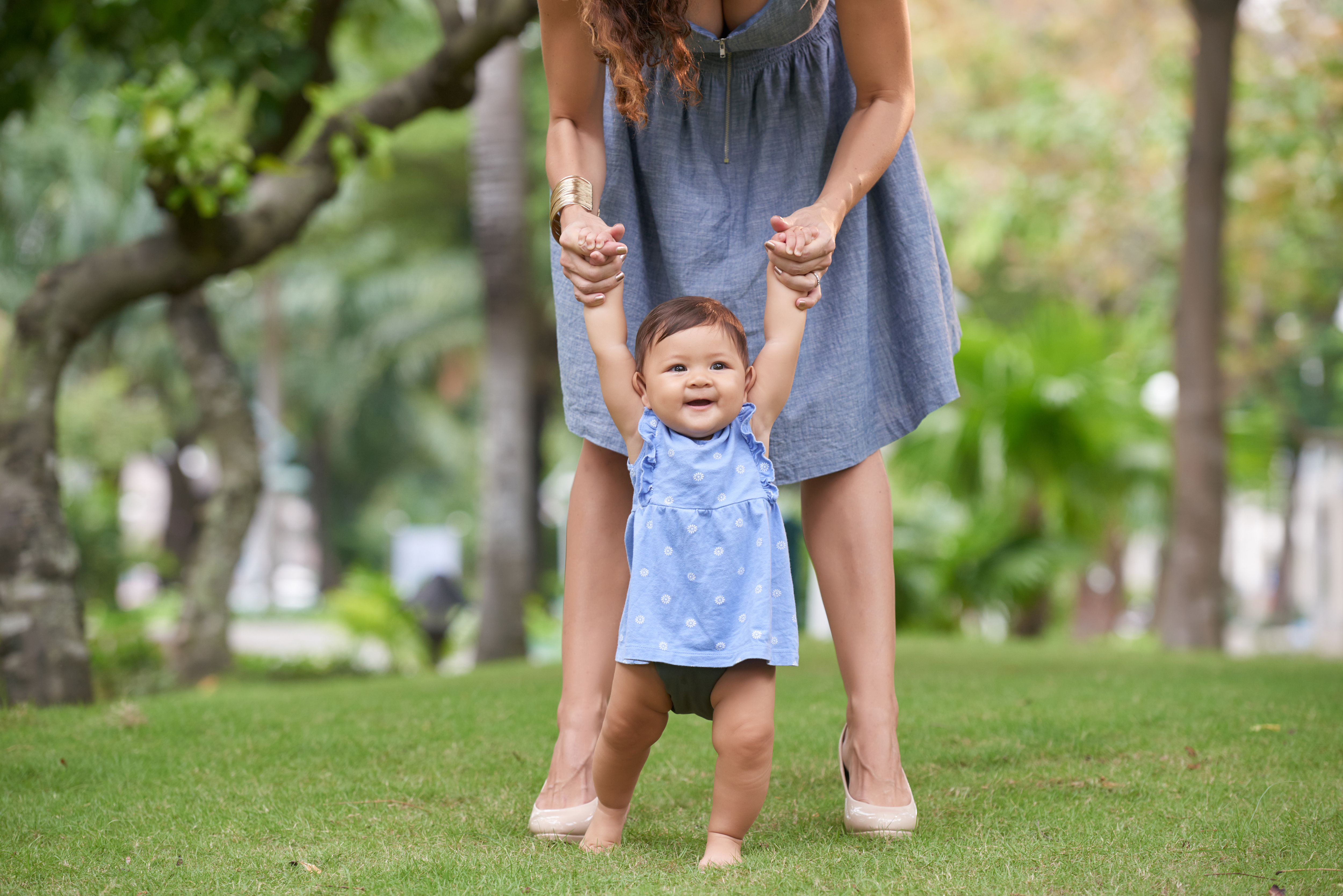 when do babies walk unassisted