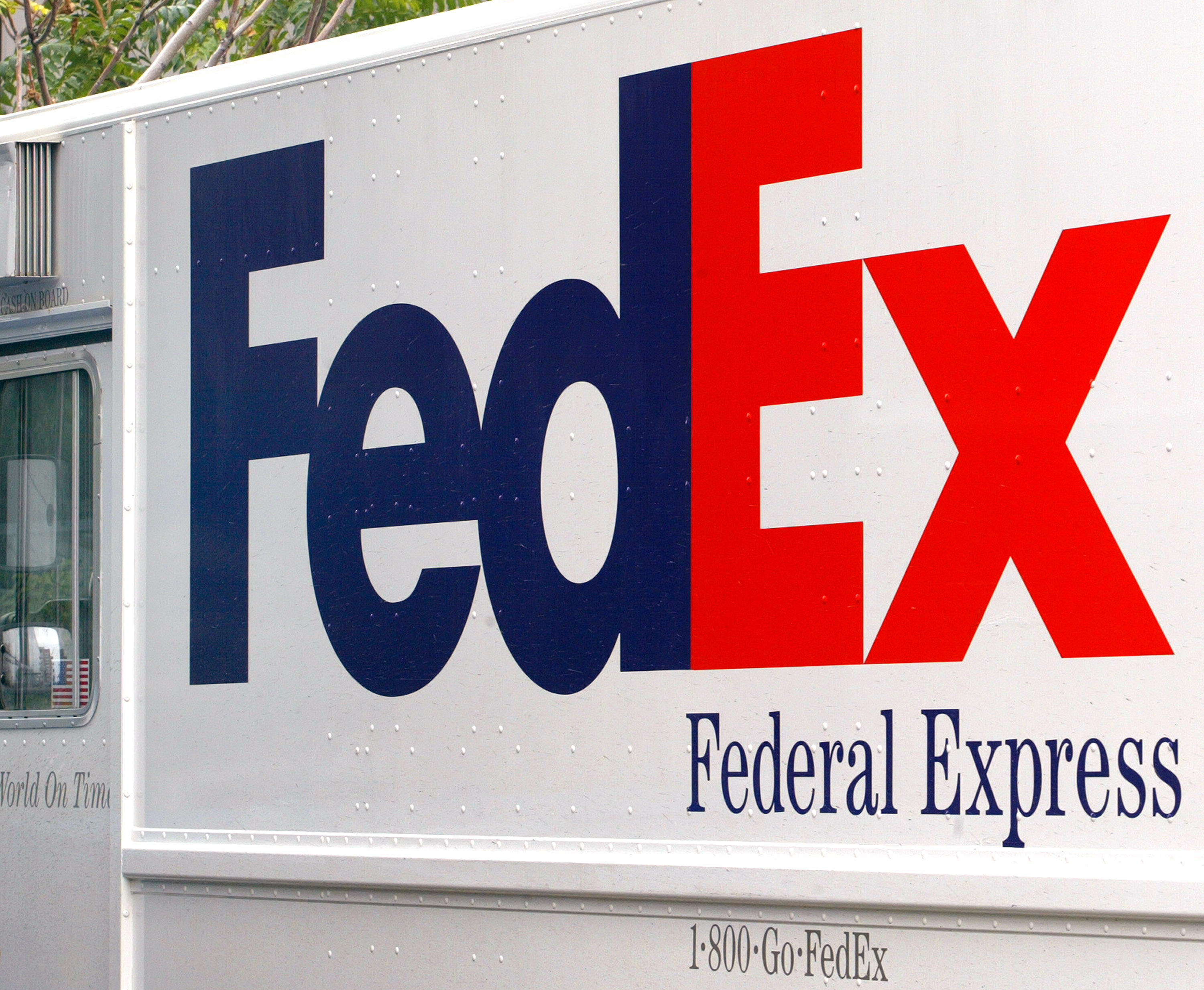 how much does a fedex retail customer service associate make