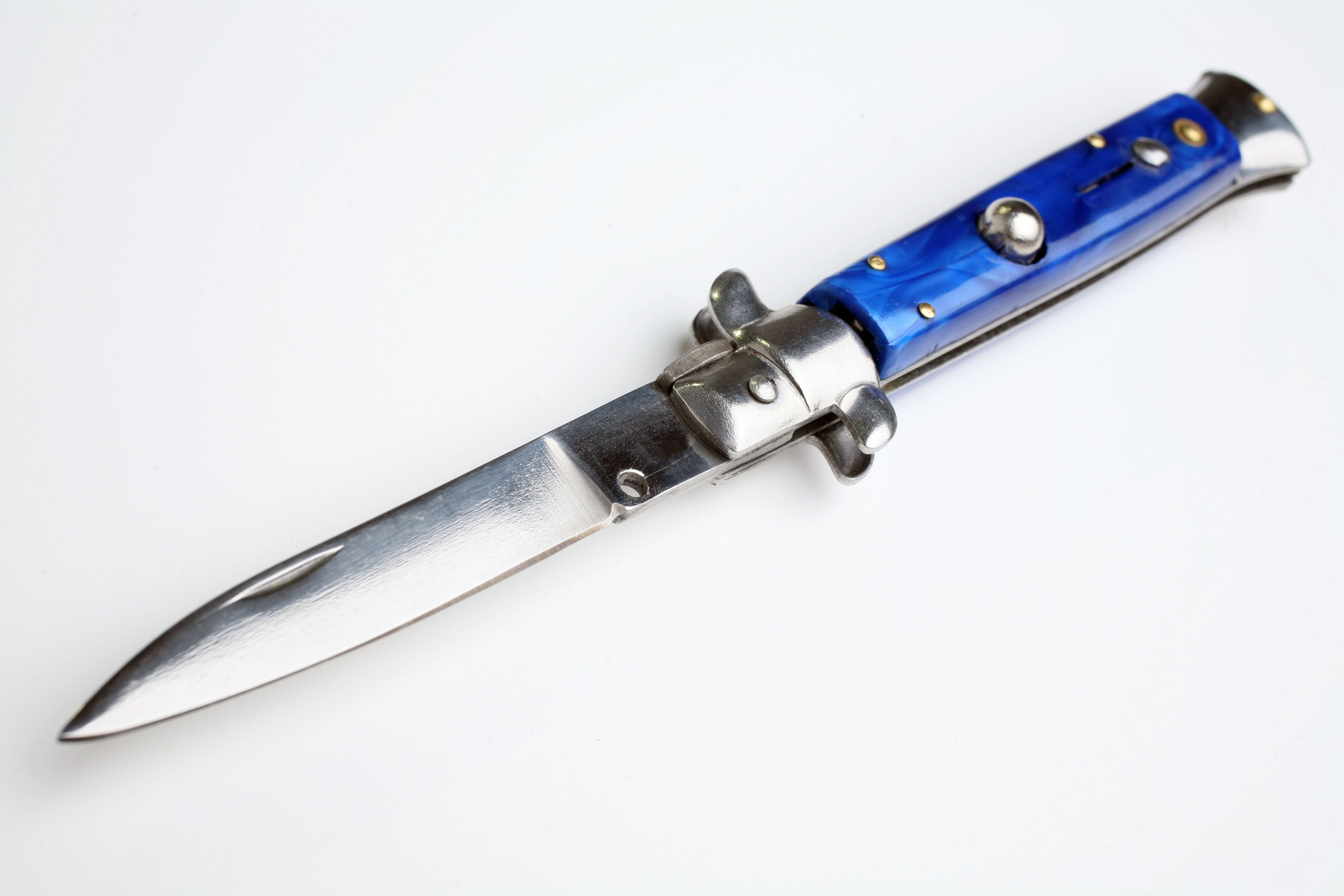 This illegal switchblade was a 'bestseller' on .ca until it