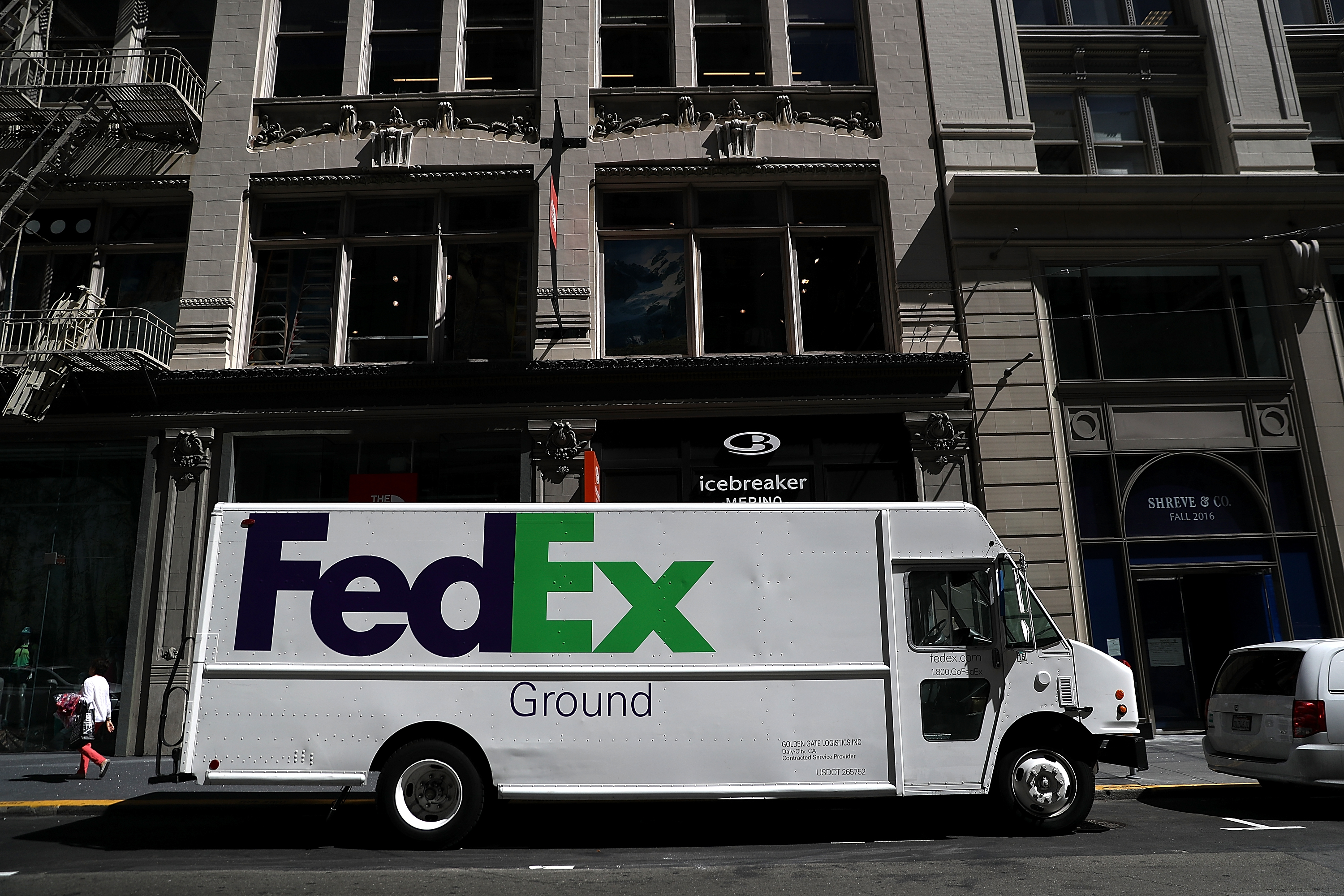 What Happens If I Cannot Be There to Accept a FedEx Signature? | Techwalla