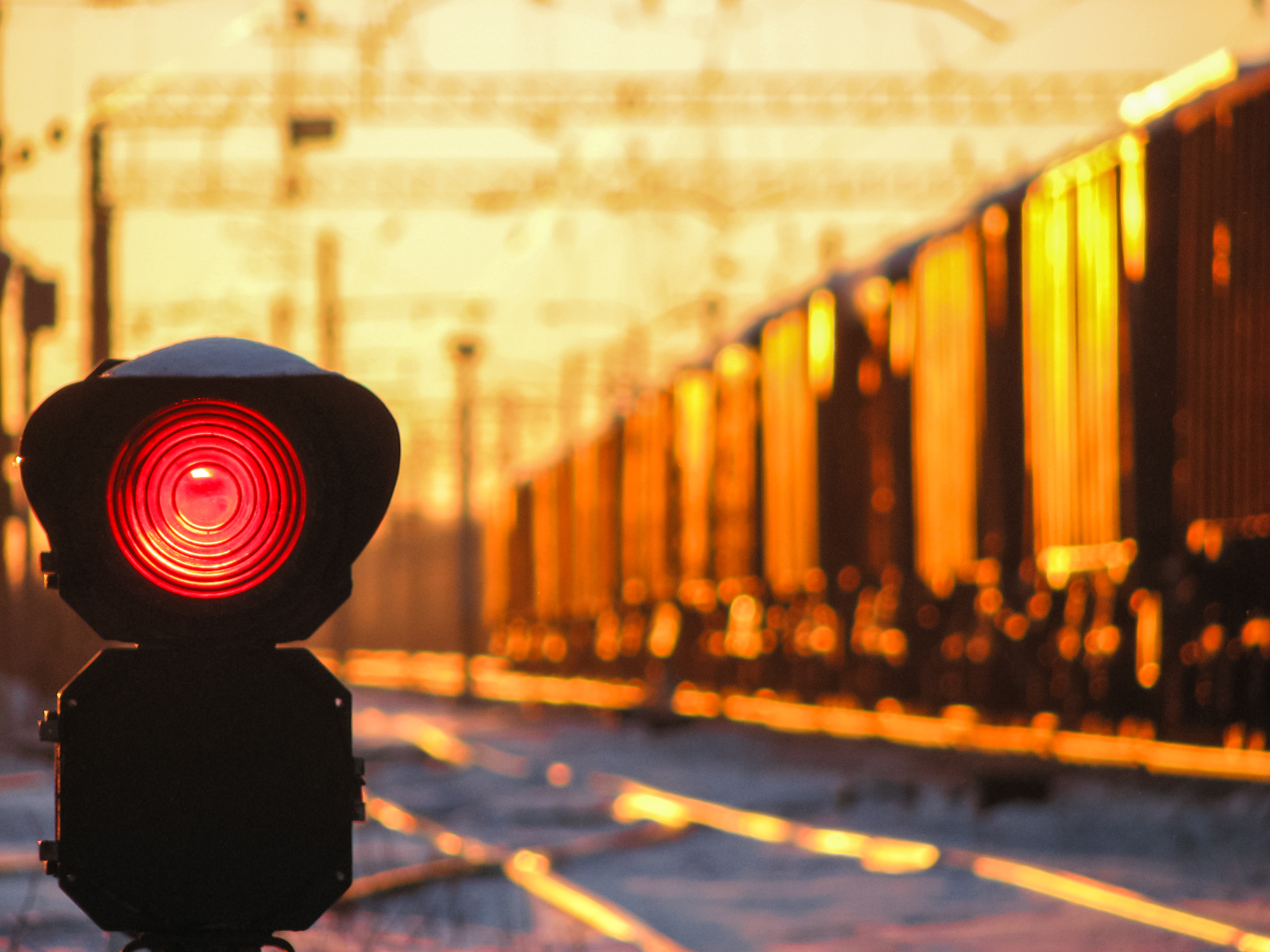 What Does A Flashing Red Light At A Train Track Mean