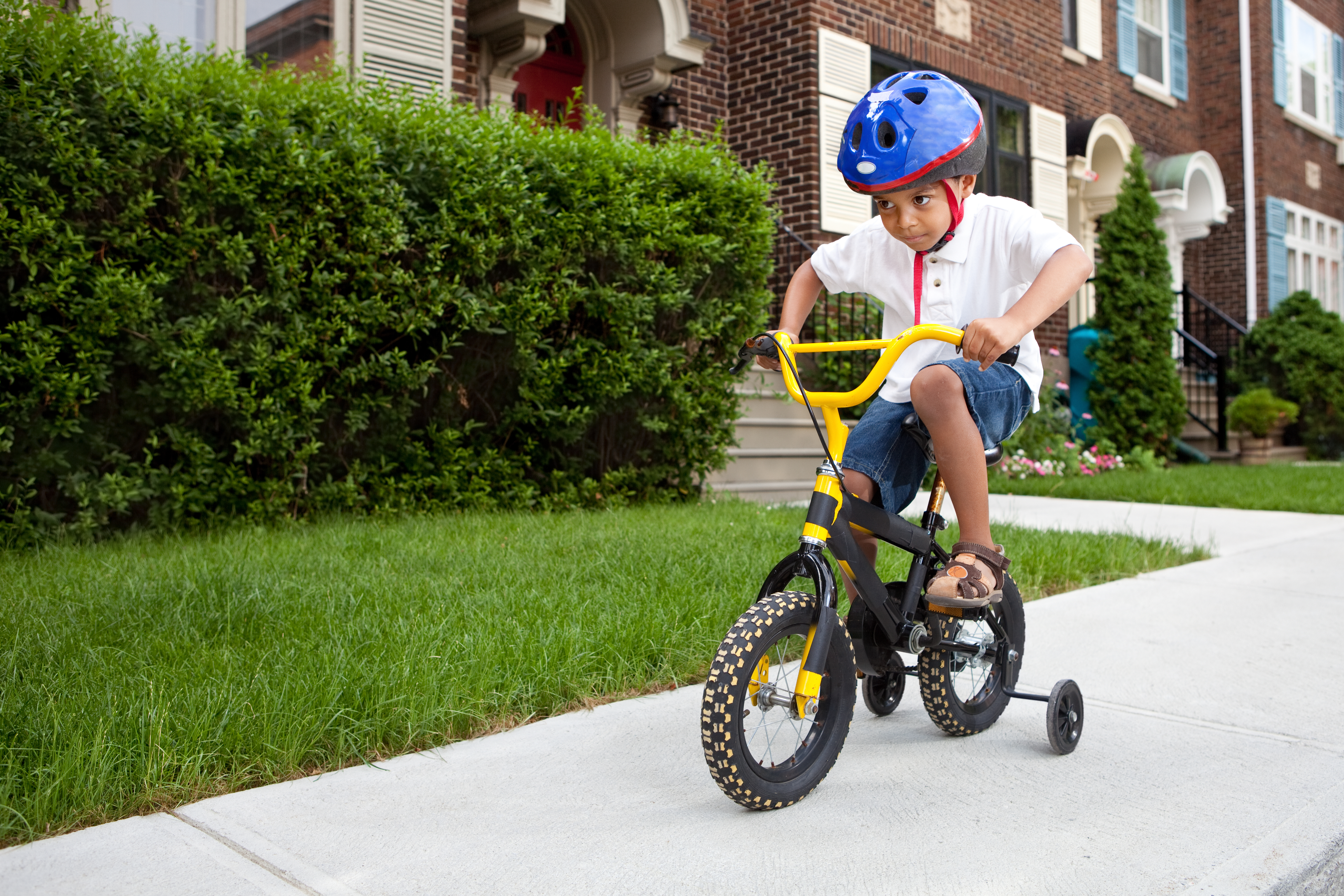 how to teach child to ride bike with training wheels