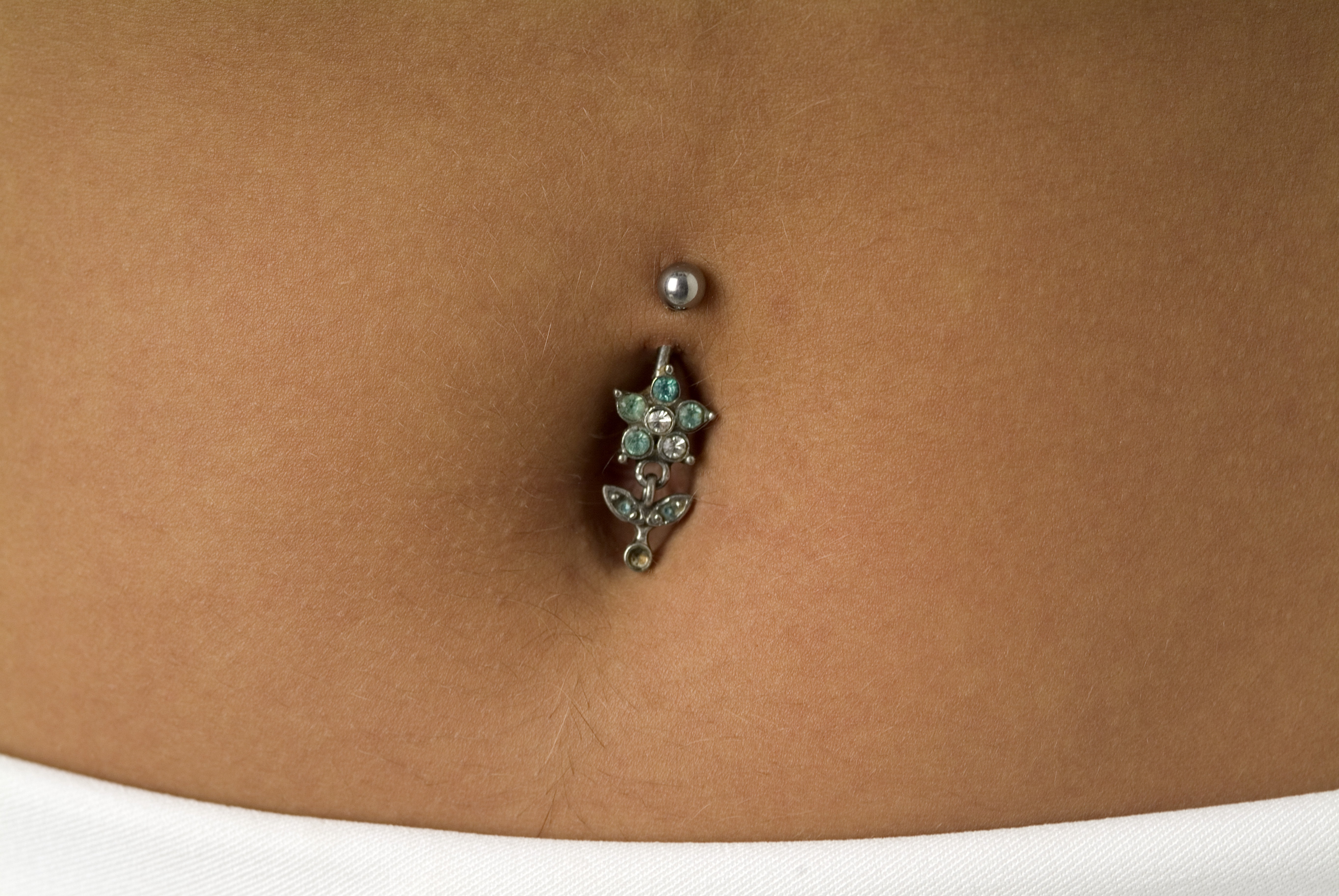 close belly button piercing