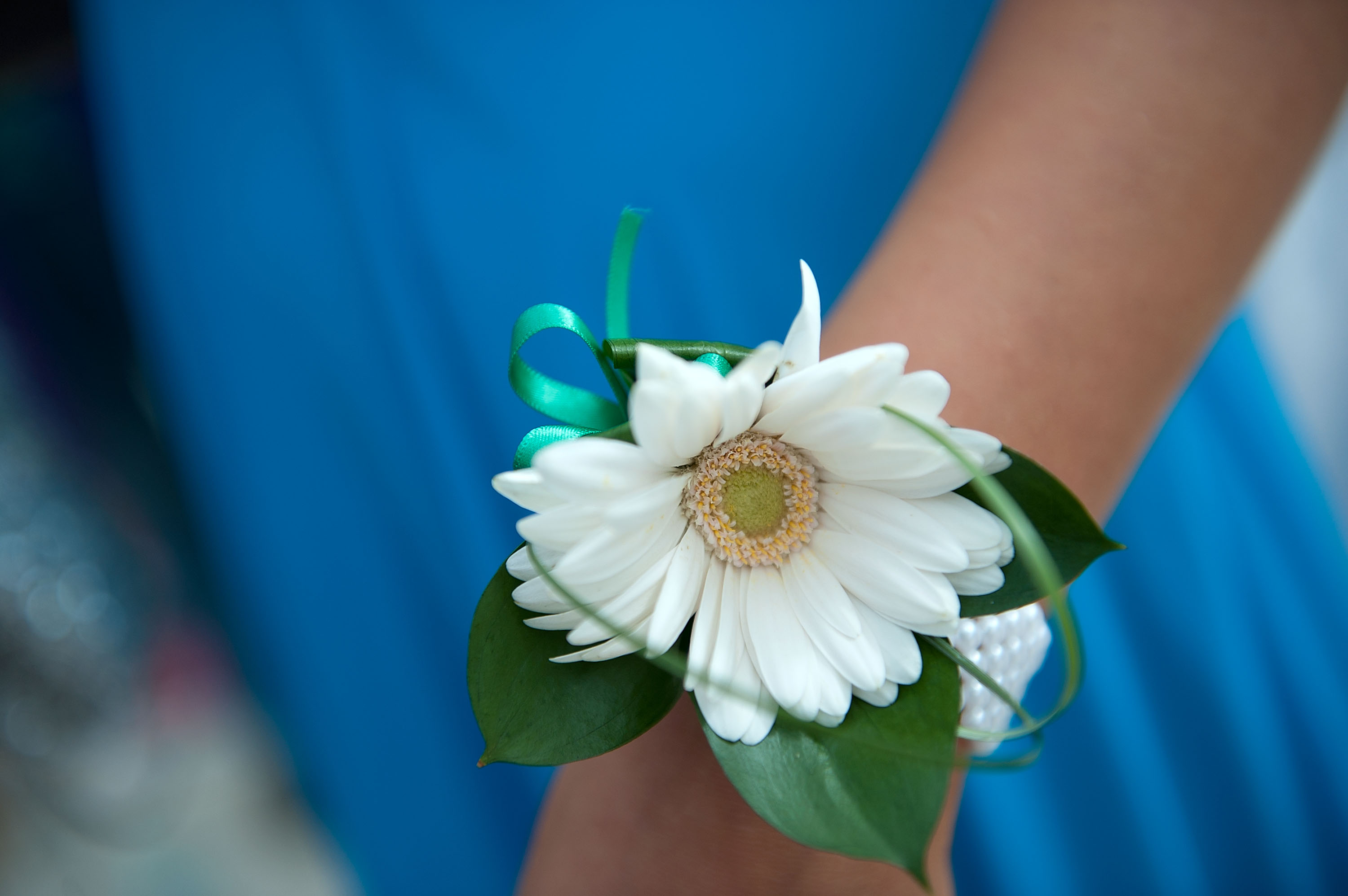 How to wear a wrist outlet corsage