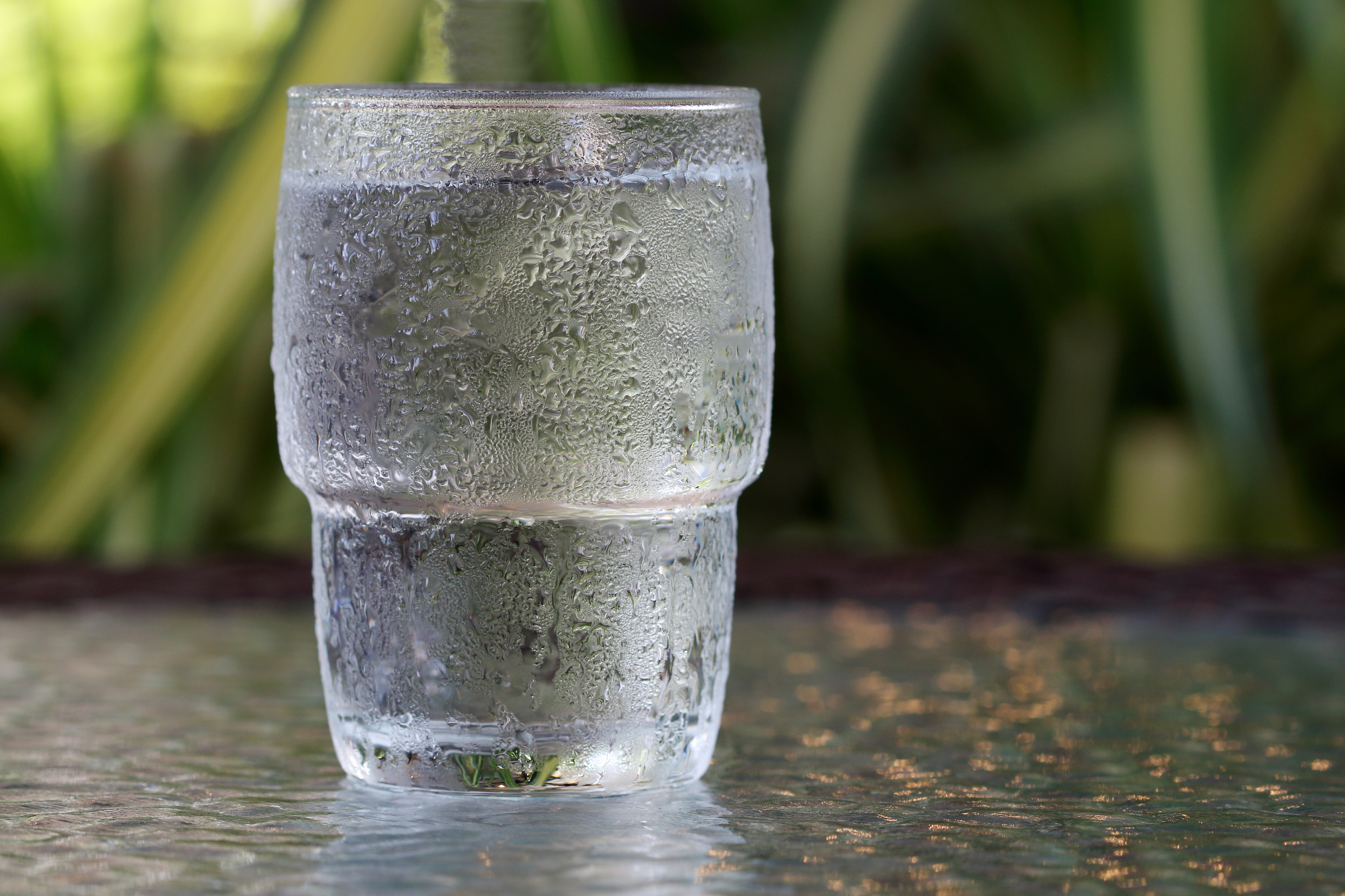 Холодной сырой воды. Запотевший стакан с водой. Бокалы для воды. Конденсация воды. Стакан холодной воды.