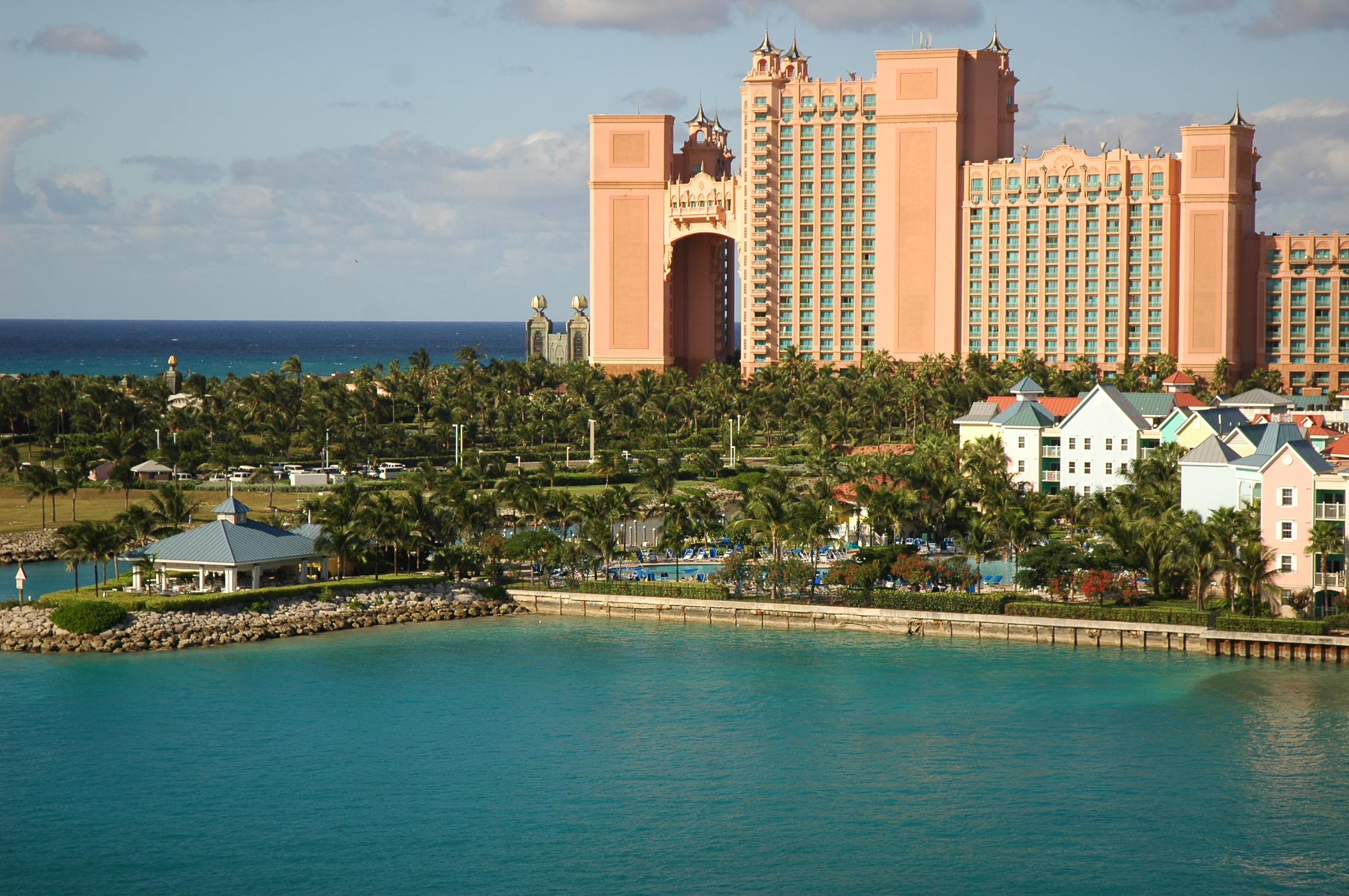 How to Plan a Day Trip to Atlantis Paradise Island in the Bahamas