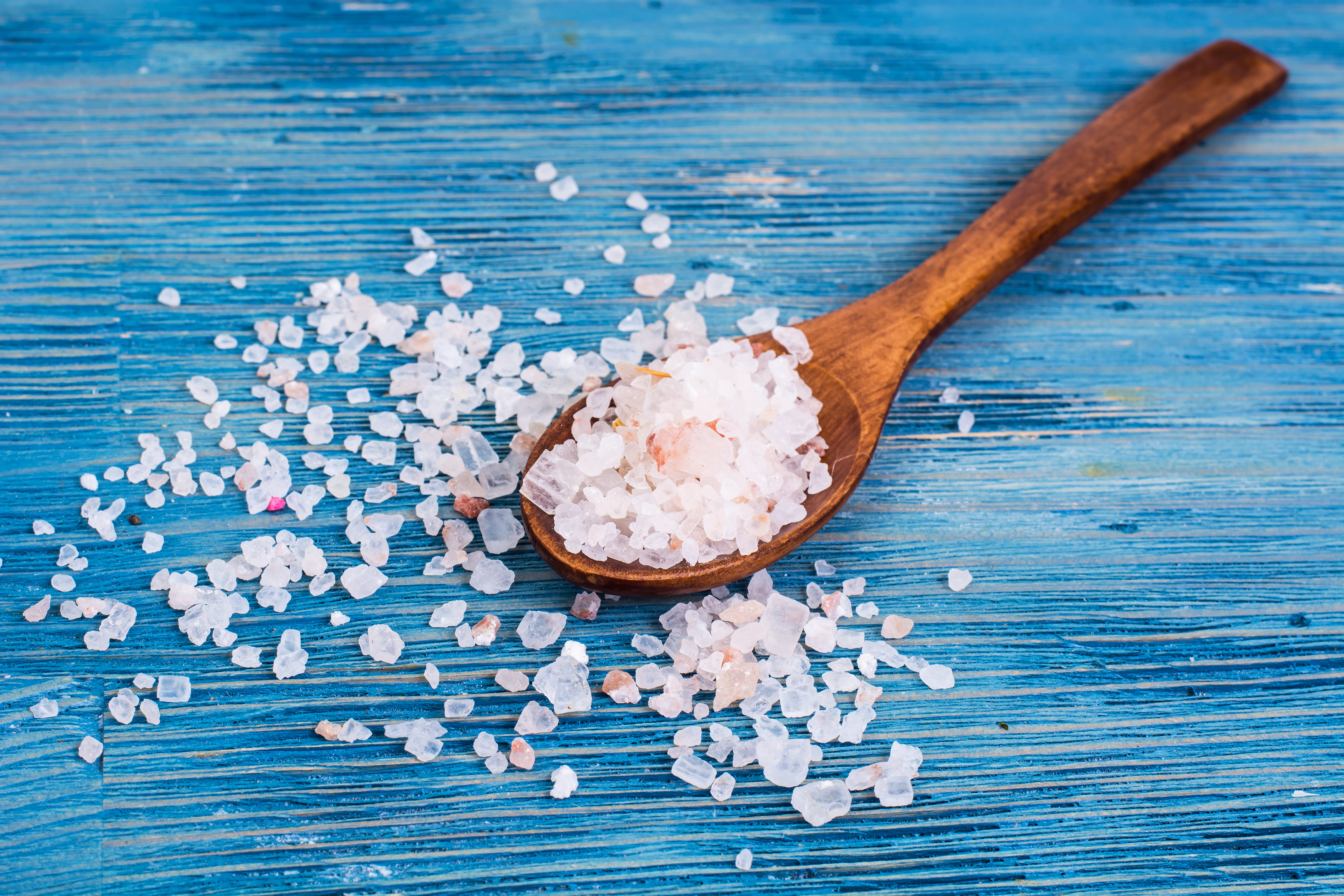 Sea salt. Морская соль. Рассыпанная соль. Соль картинка для детей. Рассыпанная крупная соль.