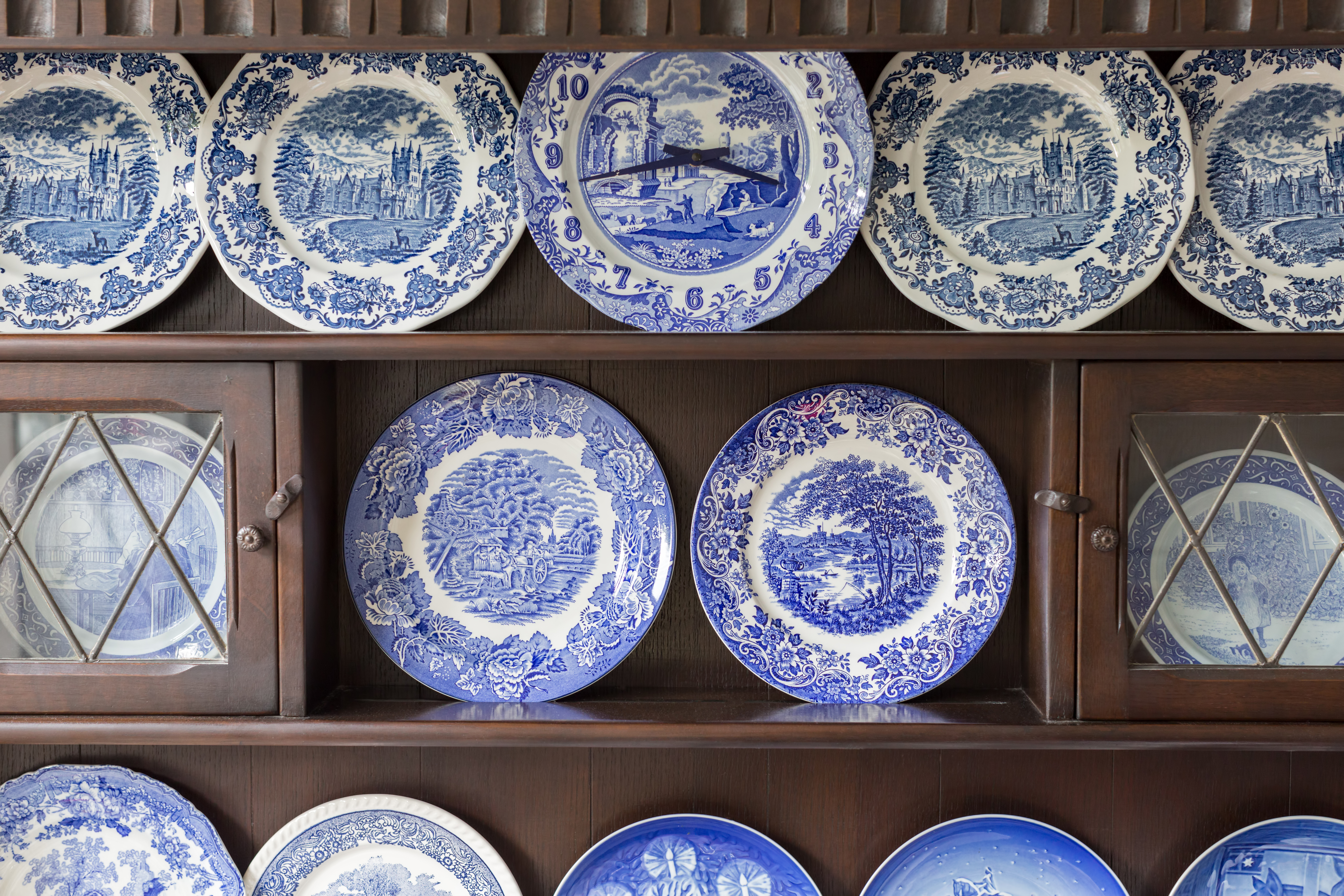 Here are 10 interesting facts about classic Blue Willow China that