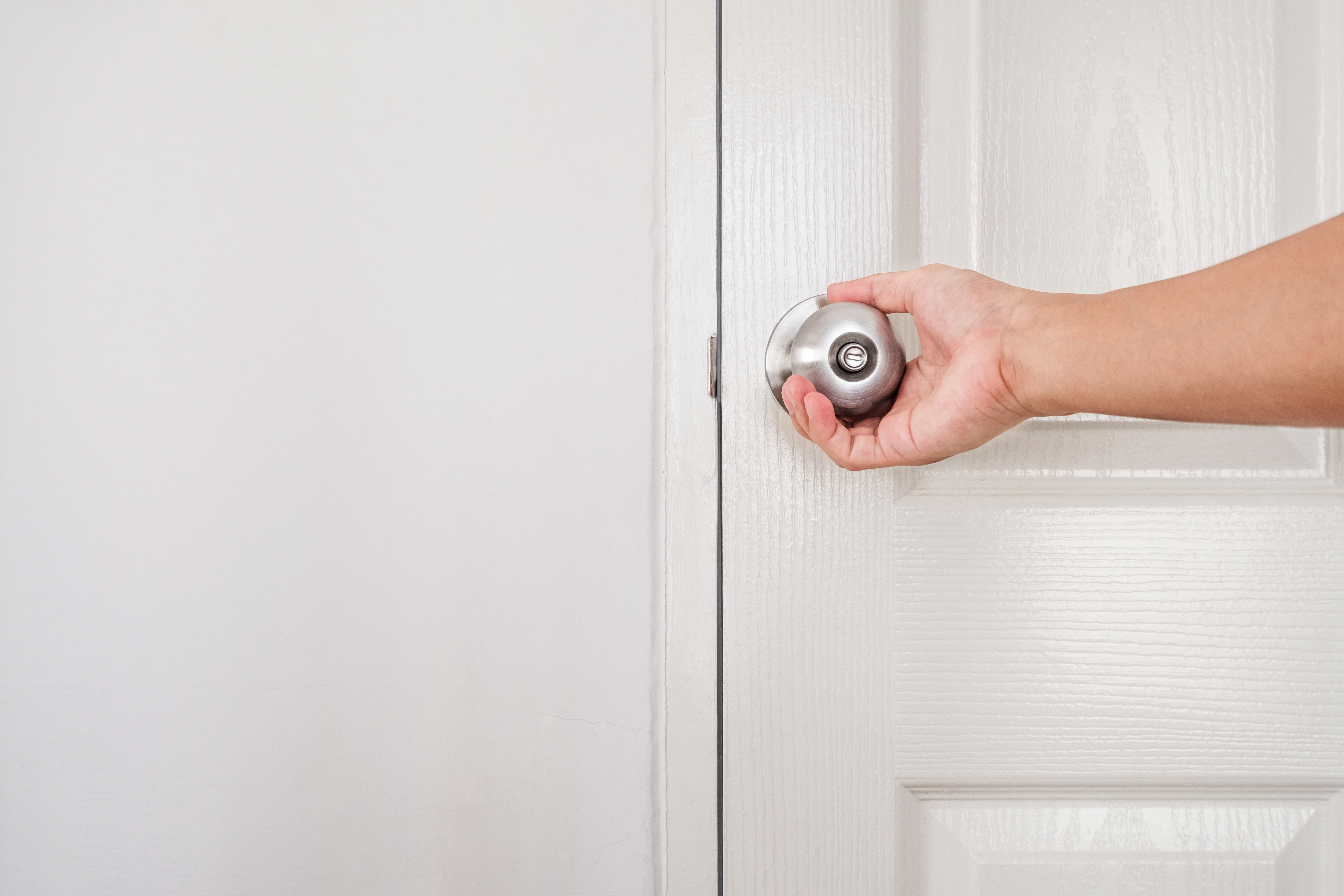 How To Remove A Screwless Doorknob Hunker